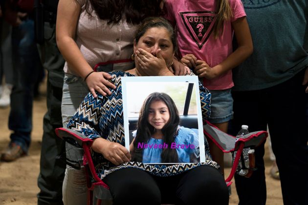 Esmeralda Bravo avec une photo de sa petite-fille Nevaeh, tuée à l'école d'Uvalde le 24 mai 2022.