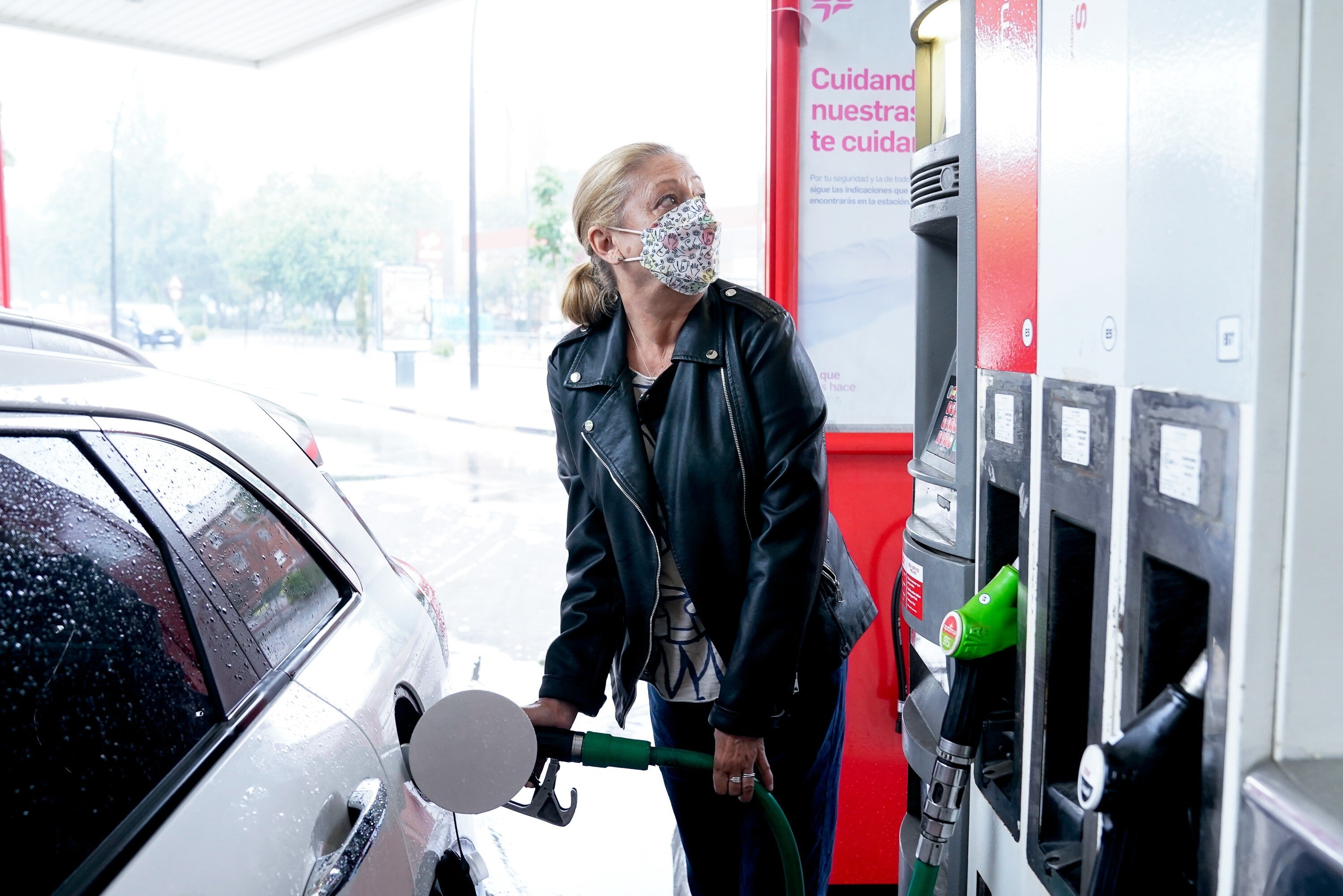 El precio de la gasolina vuelve a subir y se acerca su máximo histórico, a  pesar del descuento | El HuffPost Economía