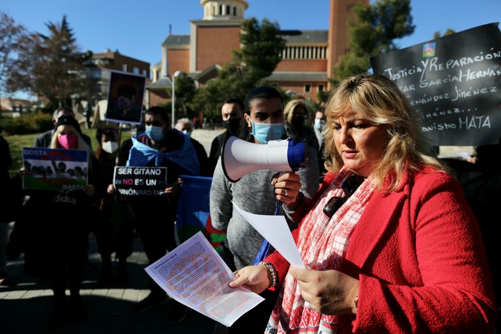 Beatriz Carrillo, la primera diputada gitana del mundo, lee un manifiesto ante la embajada griega de Madrid como protesta de la muerte de una niña romaní en Grecia sin ser auxiliada por nadie. El 14 de diciembre de 2021.