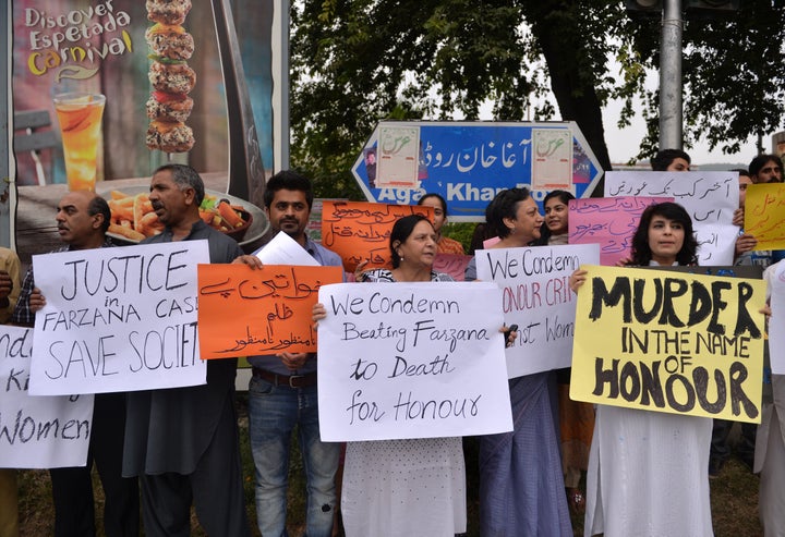 Protesta de activistas por los derechos humanos en Pakistán contra los crímenes de honor, en Islamabad.
