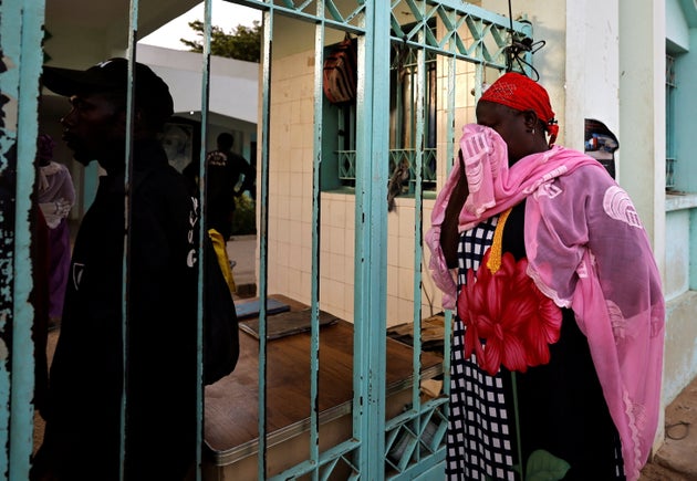 La grand-mère d'un bébé de dix jours devant l'hôpital incendié, le 25 mai 2022 à Tivaouane, au Sénégal.