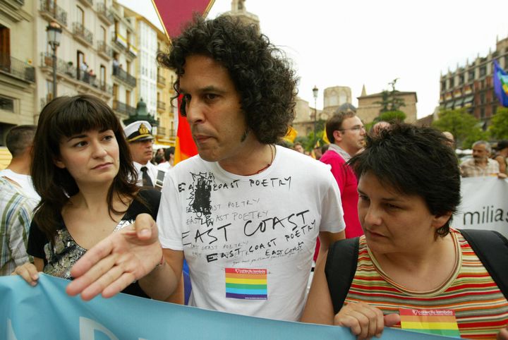El entonces diputado socialista Pedro Zerolo, en la manifestación del Orgullo en Valencia, el 24 de junio de 2006. 