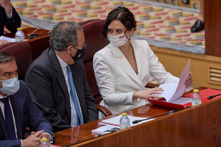 La presidenta de la Comunidad de Madrid, Isabel Díaz Ayuso, y el consejero de Educación, Enrique Ossorio.