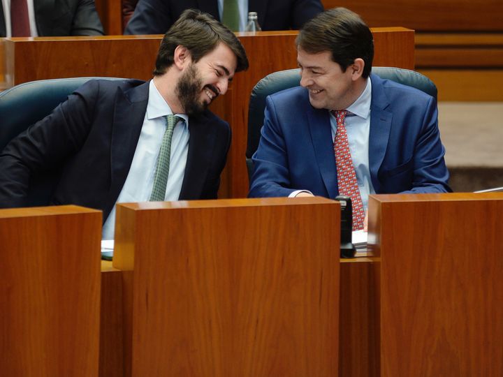 El presidente de la Junta de Castilla y León, Alfonso Fernández Mañueco, junto al vicepresidente, Juan García Gallardo, este martes durante la sesión plenaria celebrada en el parlamento regional.