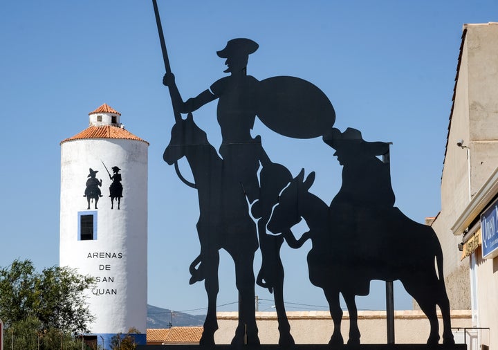 Figuras de Don Quijote y Sancho Panza en Arenas de San Juan.