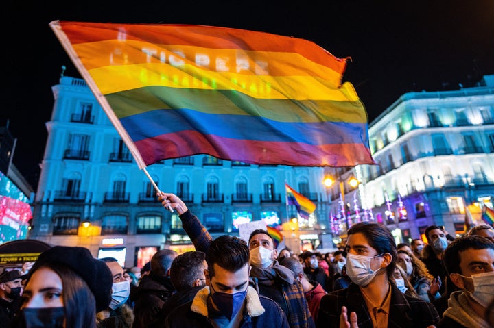 Bandera arcoíris en la Puerta del Sol de Madrid.