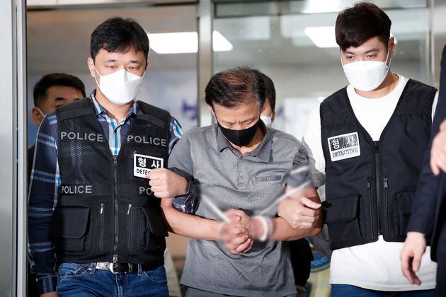 전자발찌를 끊고 여성 2명을 살해한 혐의를 받는 강윤성이 서울 송파경찰서에서 검찰로 송치되고