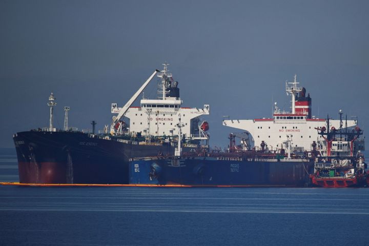 Το υπό σημαία Λιβερίας πετρελαιοφόρο Ice Energy μεταφέρει αργό πετρέλαιο από το υπό ιρανική σημαία δεξαμενόπλοιο Lana (πρώην Pegas), στα ανοιχτά της Καρύστου, στο νησί της Εύβοιας, Ελλάδα, 26 Μαΐου 2022.