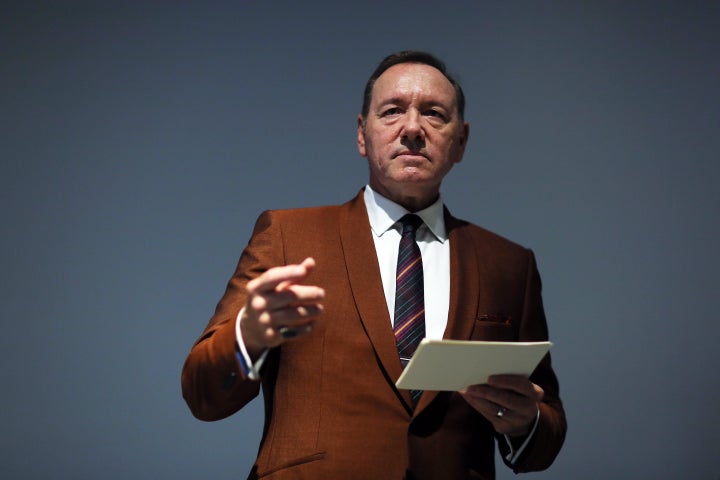 Kevin Spacey leyendo en un acto en Roma en 2019.