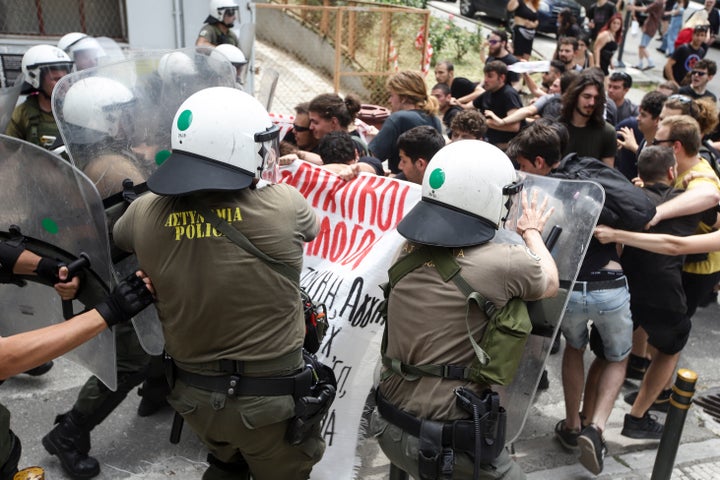 ΘΕΣΣΑΛΟΝΙΚΗ - ΕΠΕΙΣΟΔΙΑ ΜΠΡΟΣΤΑ ΣΤΗΝ ΣΘΕ / ΔΙΑΜΑΡΤΥΡΙΑ ΦΟΙΤΗΤΙΚΩΝ ΣΥΛΛΟΓΩΝ ΜΠΡΟΣΤΑ ΑΠΟ ΤΟ ΚΤΗΡΙΟ ΔΙΟΙΚΗΣΗΣ ΤΟΥ ΑΠΘ ΓΙΑ ΤΗΝ ΑΣΤΥΝΟΜΙΚΗ ΠΑΡΟΥΣΙΑ ΣΤΟ ΠΑΝΕΠΙΣΤΗΜΙΑΚΟ ΙΔΡΥΜΑ (ΜΟΤΙΟΝΤΕΑΜ/ΚΩΝΣΤΑΝΤΙΝΙΔΗΣ ΓΙΩΡΓΟΣ)