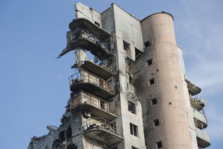Los restos de un edificio que se mantienenç en pie tras los bombardeos en Mariúpol
