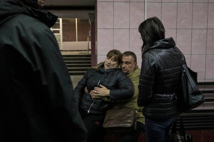 Un hombre abraza a una mujer para calmarla tras un ataque de misiles en el metro de Járkov.