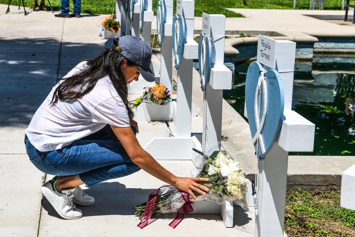 Meghan Markle, depositando un ramo de flores por las víctimas del tiroteo de Uvalde.