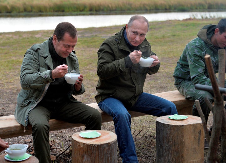Vladimir Putin y Dmitry Medvedev, comiendo tras um paseo por el lago Ilmen en la región de Novgorod, en 2016.