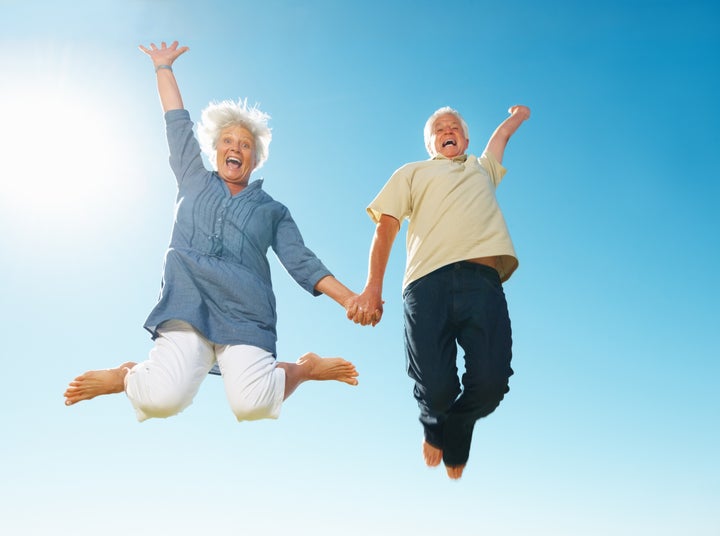 Una pareja de ancianos pasándoselo en grande.