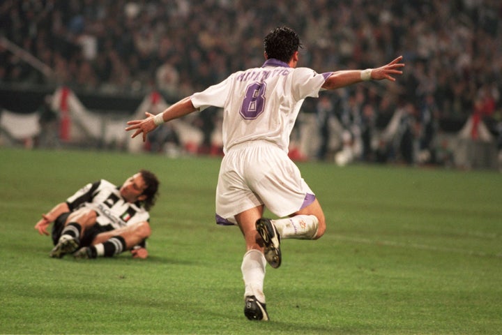 Momento de la carrera de Mijatovic tras su gol