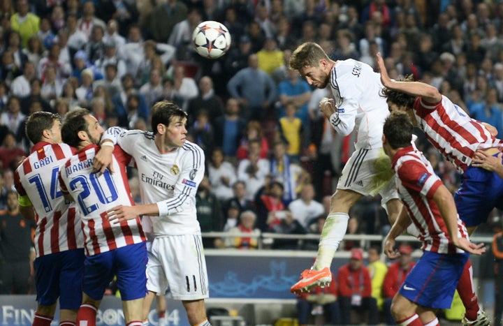 Momento del remate de Sergio Ramos en Lisboa