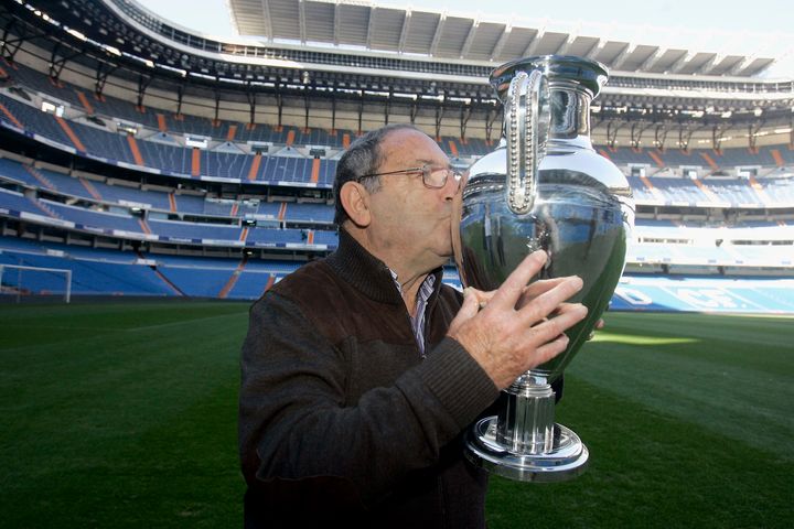 Gento posa con una de 'sus' copas en un homanaje en el Bernabéu