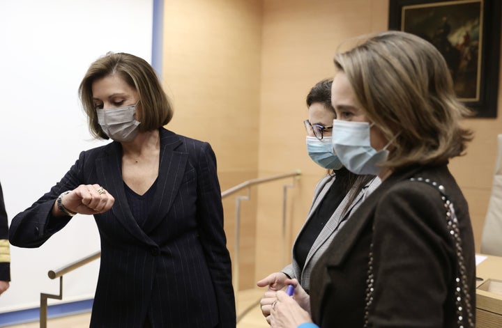 La ex secretaria general del PP María Dolores de Cospedal y la actual, Cuca Gamarra, en una imagen de archivo.