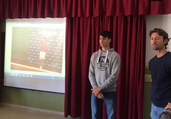 Carlos Alcaraz y Juan Carlos Ferrero, durante una visita al colegio Ciudad de la Paz de El Palmar.