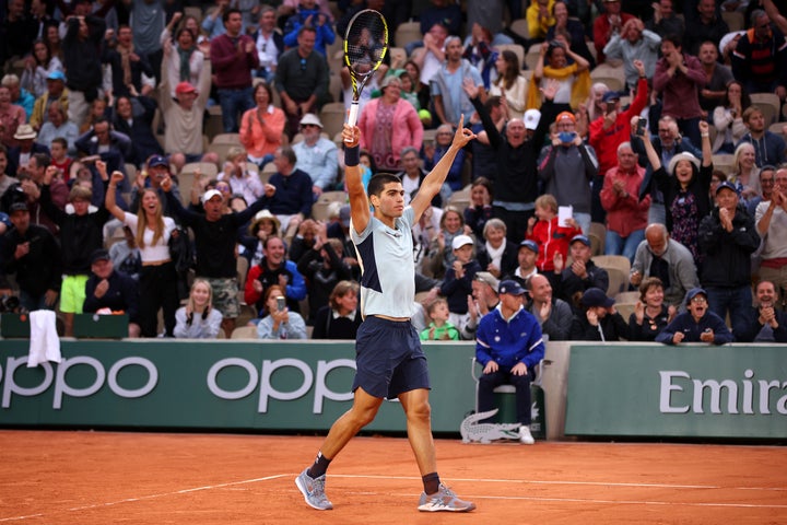 Carlos Alcaraz, celebrando su victoria contra Albert Ramos en Roland Garros.