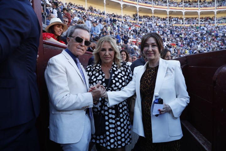 Ana Rosa Quintana, Cristina Tárrega y Jose Ortega Cano este jueves en la Feria de San Isidro de Madrid.
