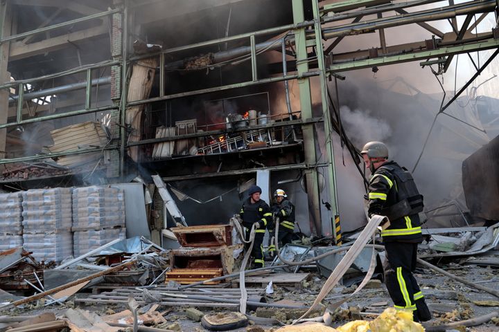 Ataque ruso contra un edificio industrial en Bakhmut, en la región de Donetsk.