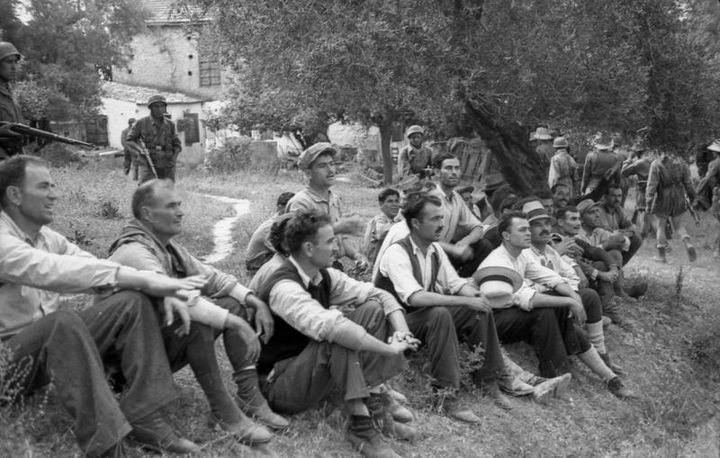 Οι όμηροι του Κοντομαρί, Κρήτη, 1941 (φωτ. Φραντς Πέτερ Βάιξλερ)
