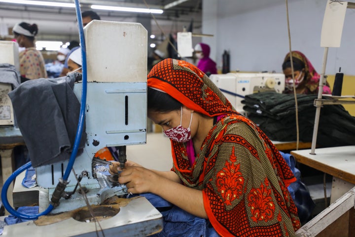 Una trabajadora en una fábrica de Bangladesh.