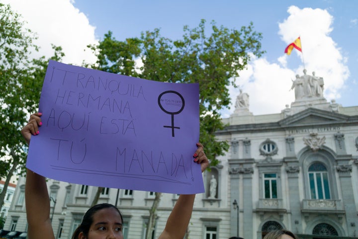 Manifestante delante del Tribunal Supremo con una pancarta feminista en junio de 2019.