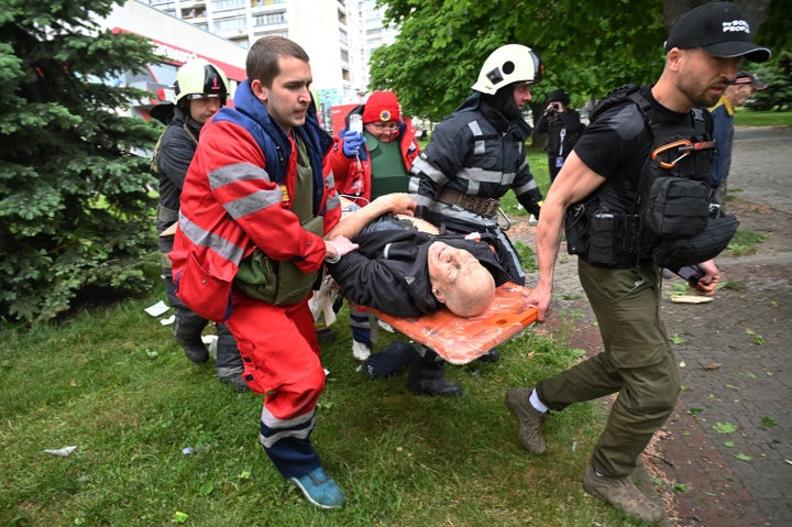 Paramédicos cargan a un hombre herido en Jarkov.