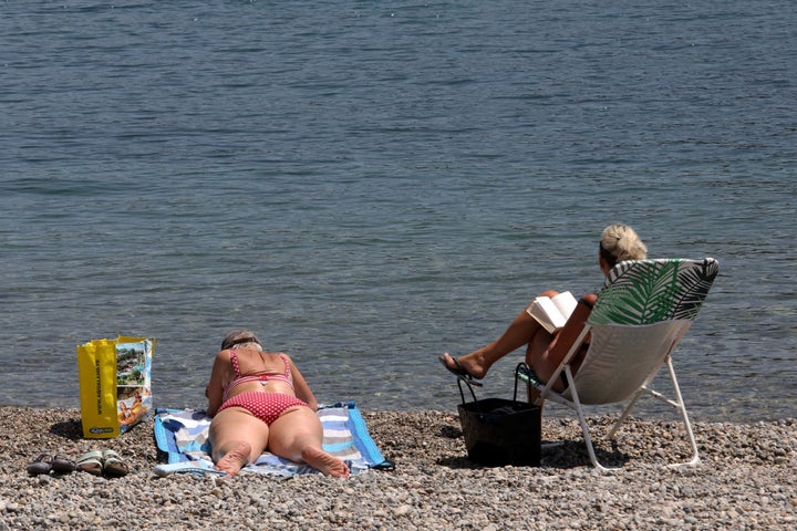 Un par de mujeres disfruta de la playa