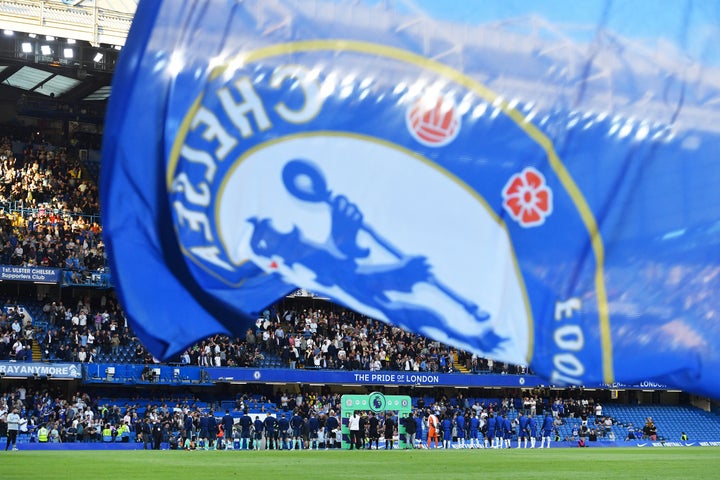 Foto de archivo de una bandera del Chelsea en el estadio Stamford Bridge.