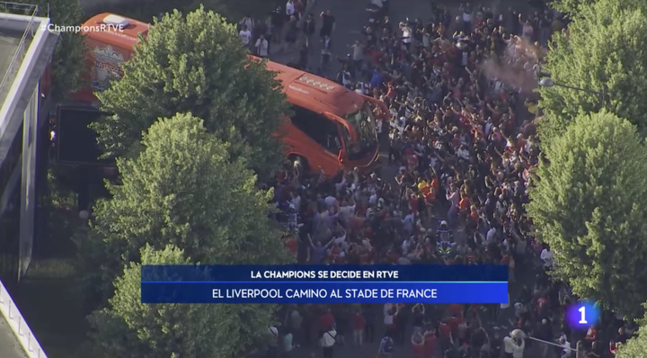 Aficionados del Liverpool impiden avanzar al autobús del equipo.