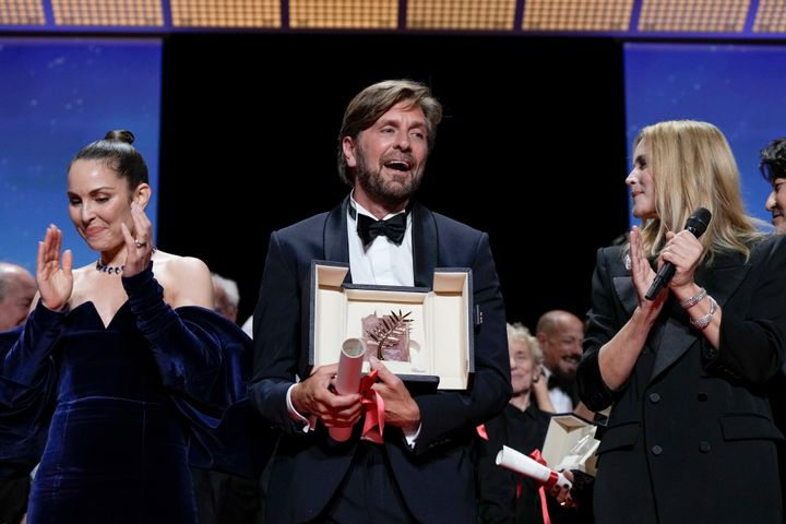 O σκηνοθέτης Ρούμπεν Έστλουντ με τον Χρυσό Φοίνικα. Αριστερά η Νούμι Ραπάς, μέλος της κριτικής επιτροπής, δεξιά η Βιρζινί Εφιρά. (Photo by Joel C Ryan/Invision/AP)