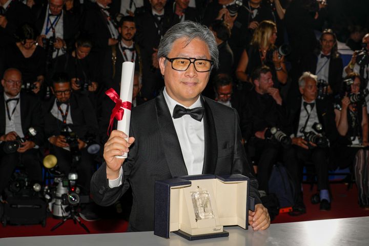 Ο σκηνοθέτης Παρκ Τσαν-γουκ με το Βραβείο Σκηνοθεσίας για τη νουάρ ερωτική ταινία «Decision to Leave». (AP Photo/Petros Giannakouris)