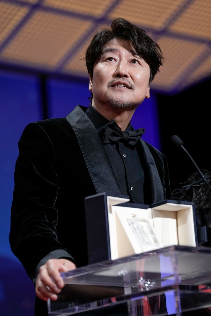 Ο Σονγκ Κανγκ-χο (διάσημος από την ταινία «Παράσιτα») με το Βραβείο Καλύτερου Ηθοποιού (Photo by Joel C Ryan/Invision/AP)