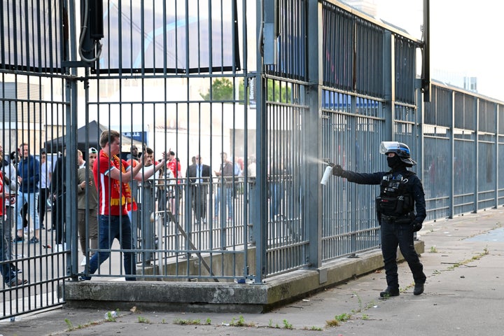 Un agente de la Policía francesa rocía a los aficionados del Liverpool a las afueras del Stade de France.