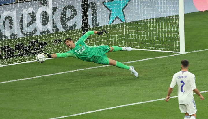 Courtois despeja el disparo de Mané durante la final de la Champions ante el Liverpool.