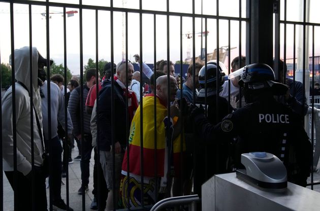 Des supporters bloqués devant le Stade de France lors de la finale de la Ligue des Champions entre le Real Madrid et Liverpool, le 28 mai 2022.