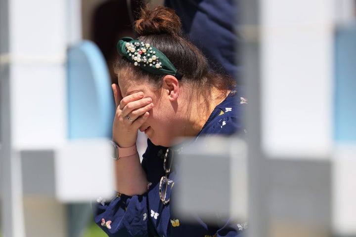 Una mujer llora en Uvalde (Texas) por las víctimas de la matanza en una escuela.