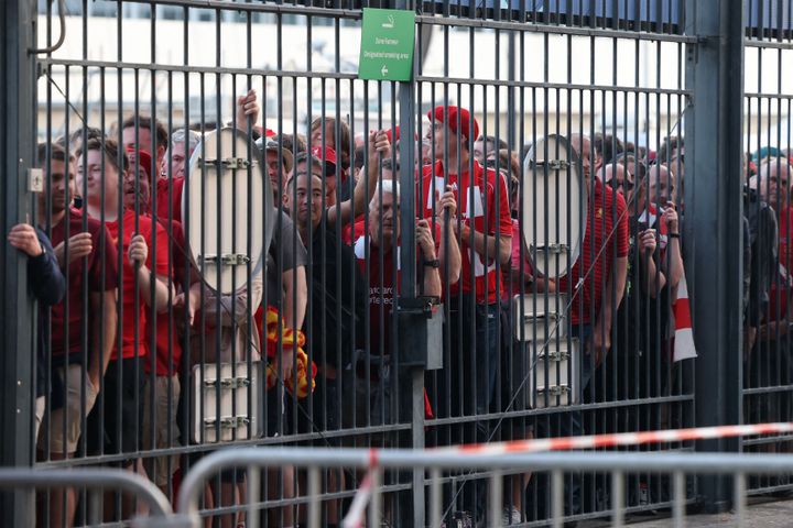 Aficionados del Liverpool fuera del estadio de Saint Denis.