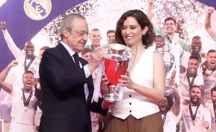 Florentino Pérez entrega una réplica de la Champions League a Isabel Díaz Ayuso.