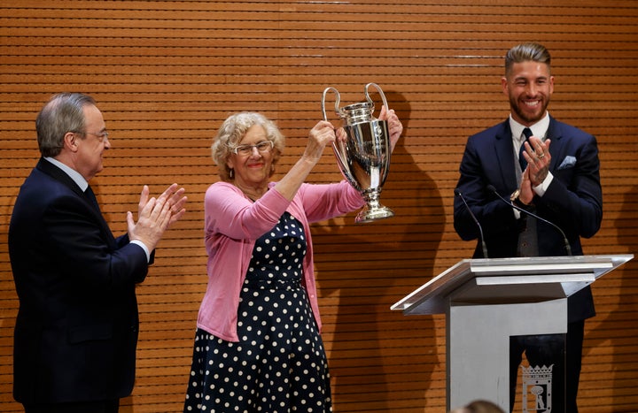Florentino Pérez entrega a Manuela Carmena una réplica de la Champions en 2017.