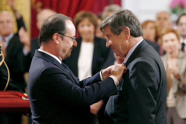 François Hollande décernant la médaille d'officier de l'Ordre national du mérite à Ivan Renar, à l'Elysée à Paris, le 22 mai 2014.