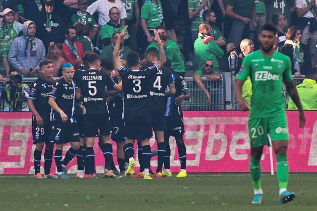 Les joueurs de l'AJ Auxerre, ici célébrant leur but inscrit sur la pelouse de Saint-Étienne, le 29 mai 2022.