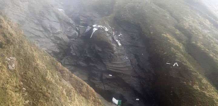 Vista aérea de los restos del accidente del avión desaparecido en Nepal.