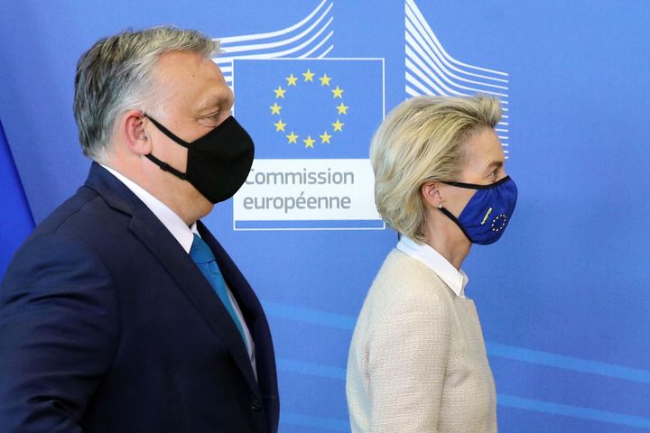 Viktor Orban Y Ursula von der Leyen, en las oficinas de la presidenta de la Comisión, en un encuentro en abril de 2021. 