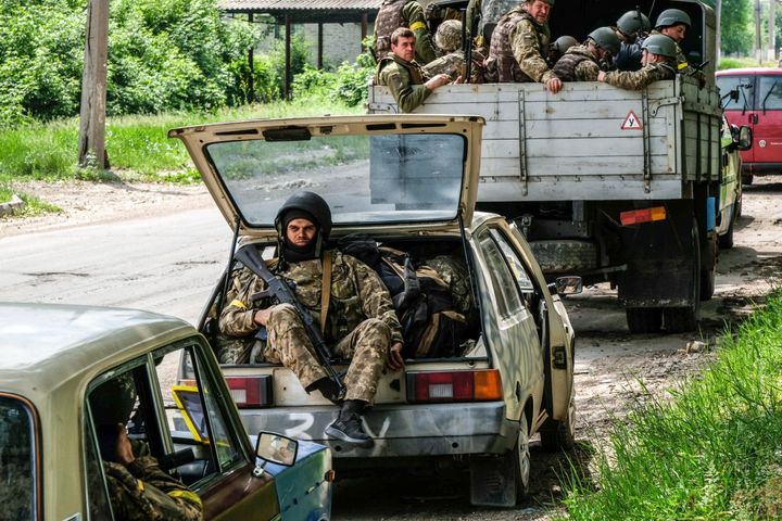 Ουκρανοί στρατιώτες στο Λισιτσάνσκ κοντά στο Σεβεροντονέτσκ. Αυτές είναι οι δυο μόνες περιοχές της περιφέρειας του Λουχάνσκ όπου το Κίεβο αντιστέκεται κ και εάν ηττηθούν, οι ρωσικές δυνάμεις θα έχουν πλέον τον πλήρη έλεγχο της μιας εκ των δυο περιφερειών που συνιστούν το Ντονμπάς. 