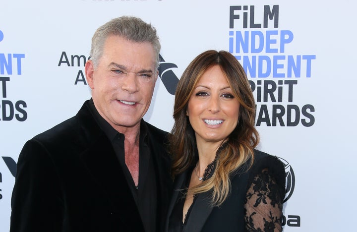 El actor Ray Liotta con su prometida, Jacy Nittolo, en los Spirit Awards de 2020.